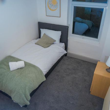 The Highfield Villa, 5 Bedrooms, Northampton Centre, Sleeps 10 Экстерьер фото