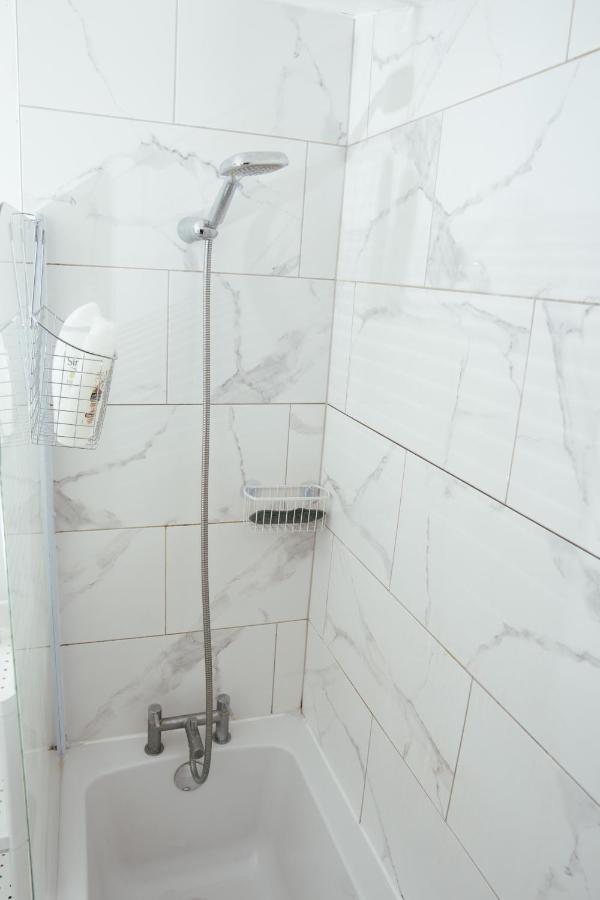 The Highfield Villa, 5 Bedrooms, Northampton Centre, Sleeps 10 Экстерьер фото