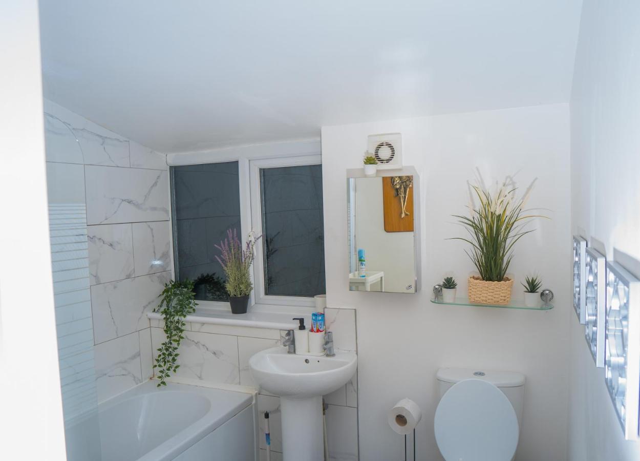 The Highfield Villa, 5 Bedrooms, Northampton Centre, Sleeps 10 Экстерьер фото