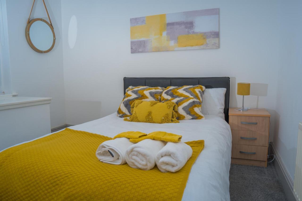 The Highfield Villa, 5 Bedrooms, Northampton Centre, Sleeps 10 Экстерьер фото