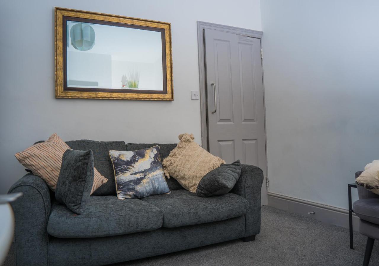 The Highfield Villa, 5 Bedrooms, Northampton Centre, Sleeps 10 Экстерьер фото