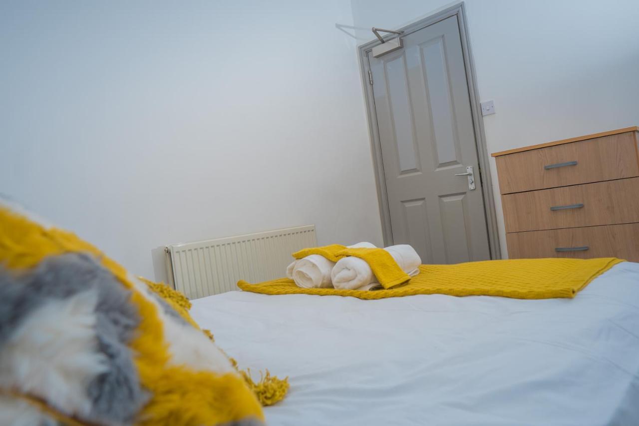 The Highfield Villa, 5 Bedrooms, Northampton Centre, Sleeps 10 Экстерьер фото