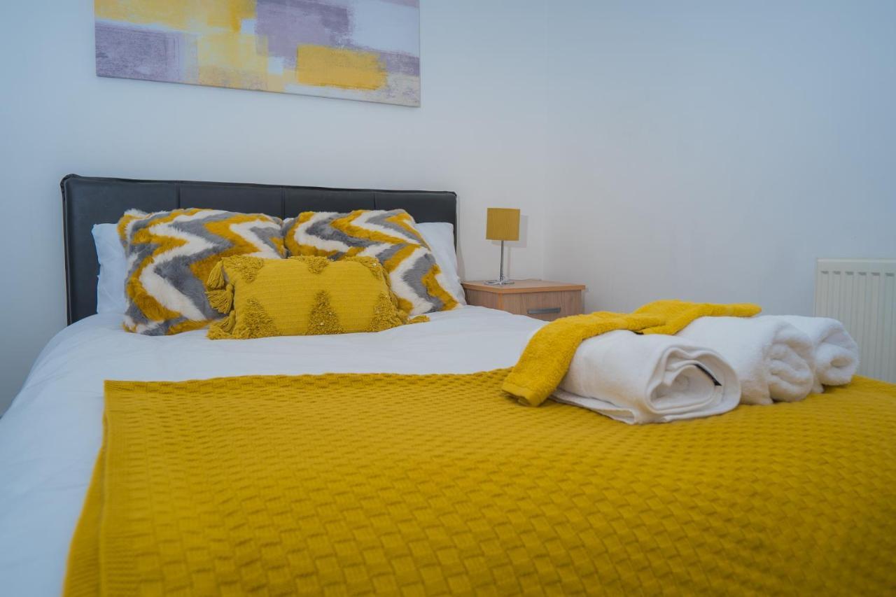 The Highfield Villa, 5 Bedrooms, Northampton Centre, Sleeps 10 Экстерьер фото