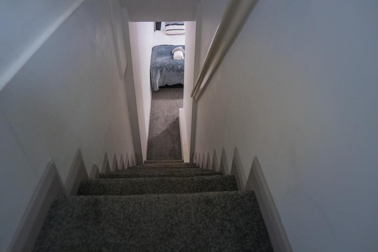 The Highfield Villa, 5 Bedrooms, Northampton Centre, Sleeps 10 Экстерьер фото