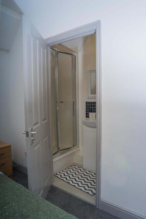 The Highfield Villa, 5 Bedrooms, Northampton Centre, Sleeps 10 Экстерьер фото