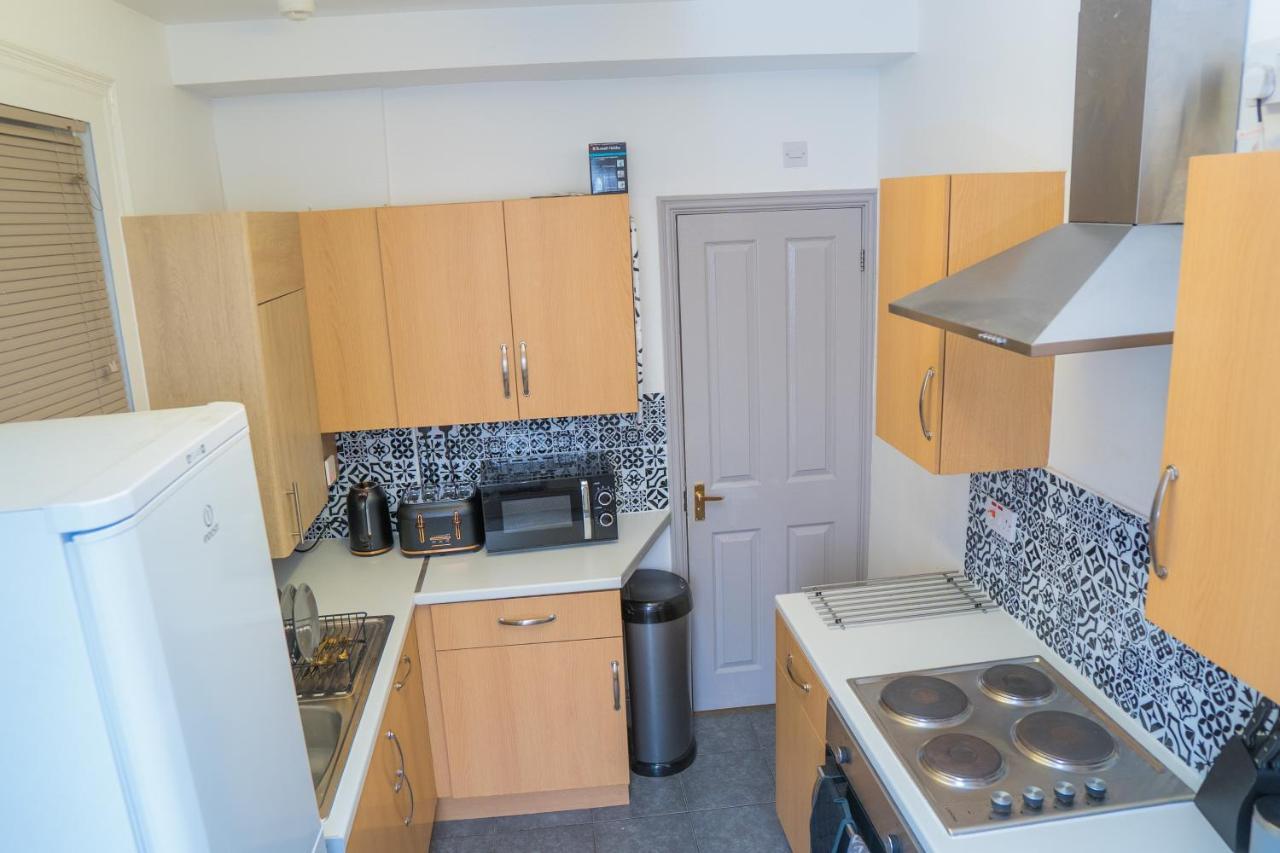 The Highfield Villa, 5 Bedrooms, Northampton Centre, Sleeps 10 Экстерьер фото