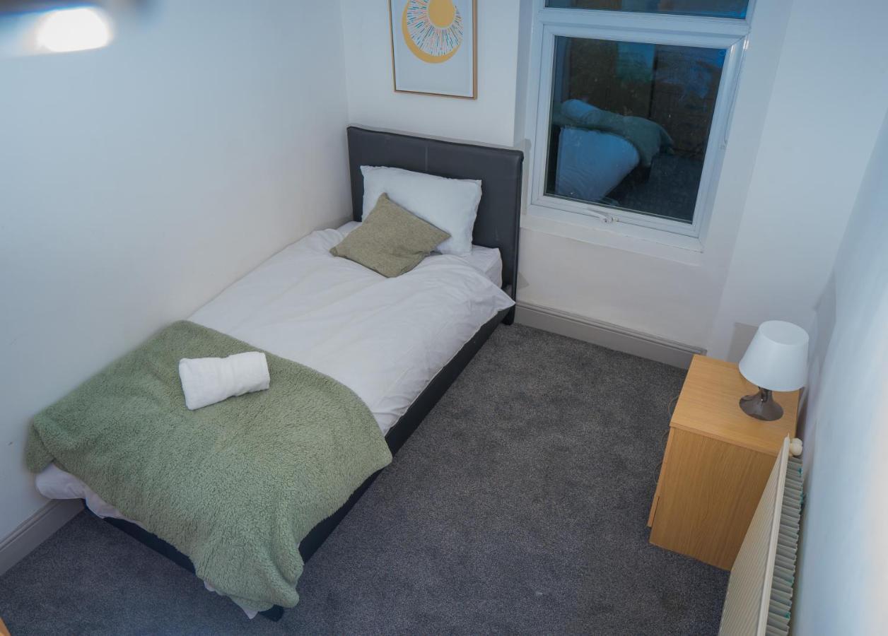 The Highfield Villa, 5 Bedrooms, Northampton Centre, Sleeps 10 Экстерьер фото
