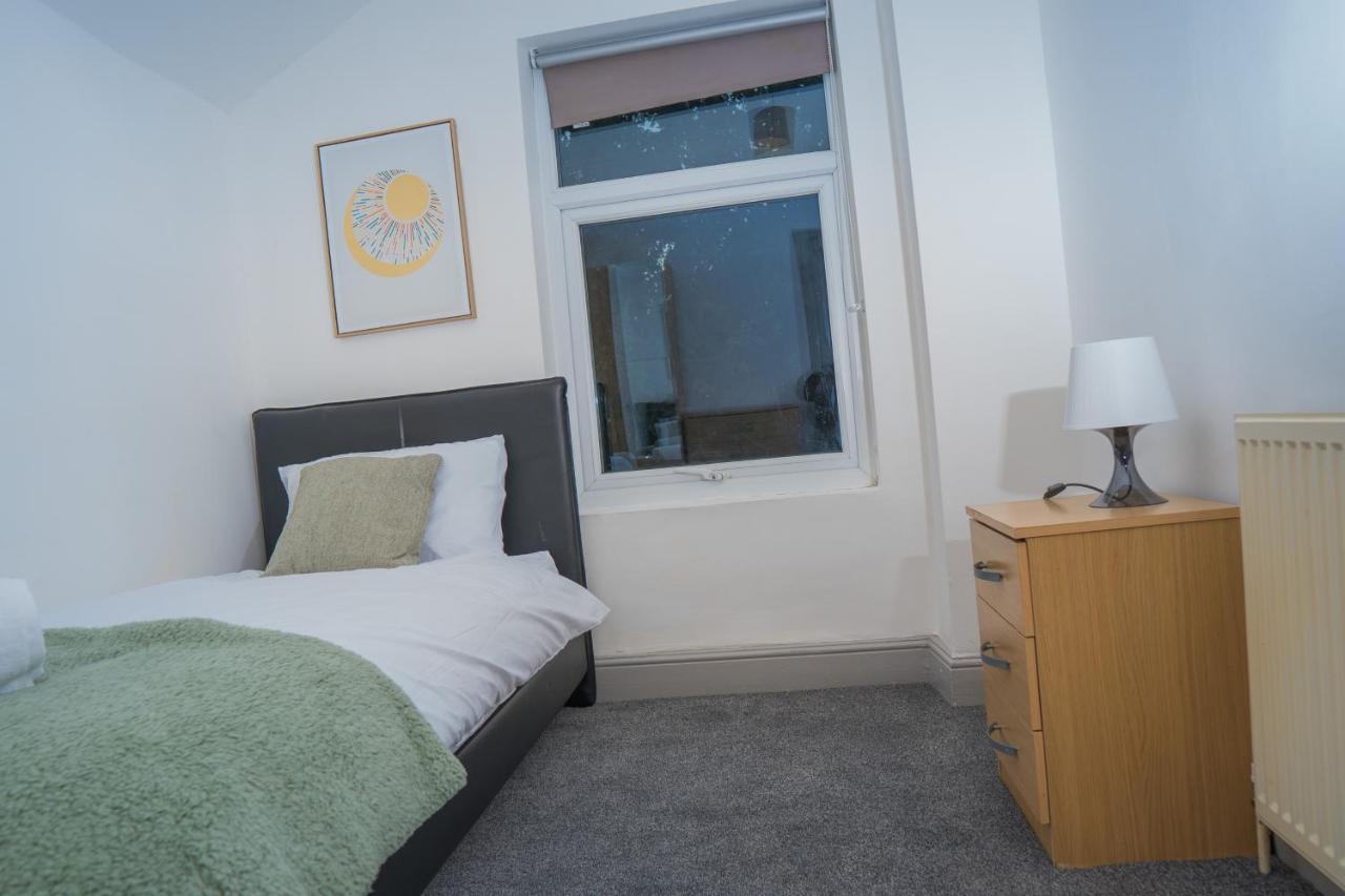 The Highfield Villa, 5 Bedrooms, Northampton Centre, Sleeps 10 Экстерьер фото