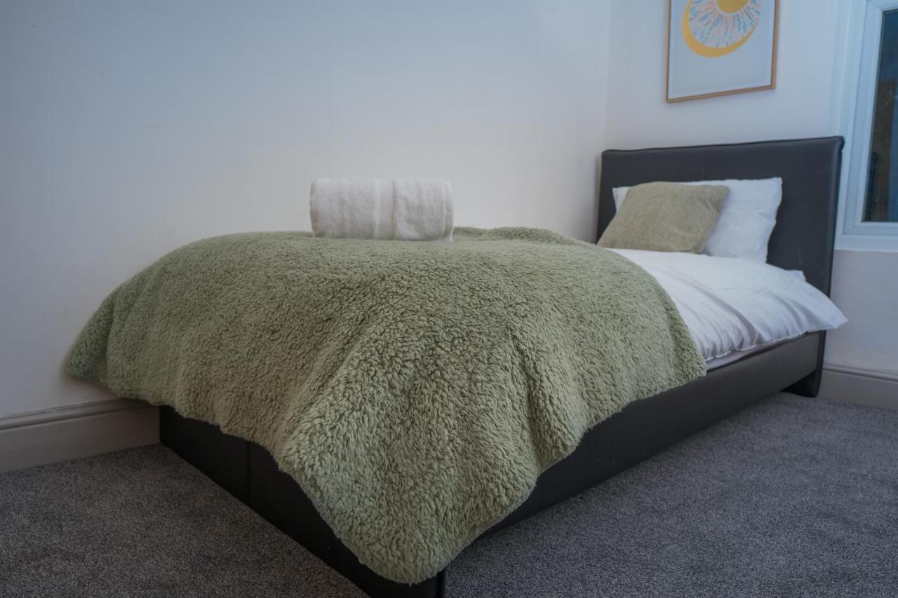 The Highfield Villa, 5 Bedrooms, Northampton Centre, Sleeps 10 Экстерьер фото