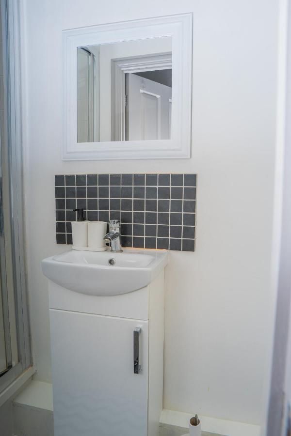 The Highfield Villa, 5 Bedrooms, Northampton Centre, Sleeps 10 Экстерьер фото