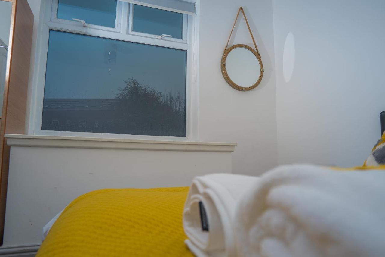 The Highfield Villa, 5 Bedrooms, Northampton Centre, Sleeps 10 Экстерьер фото