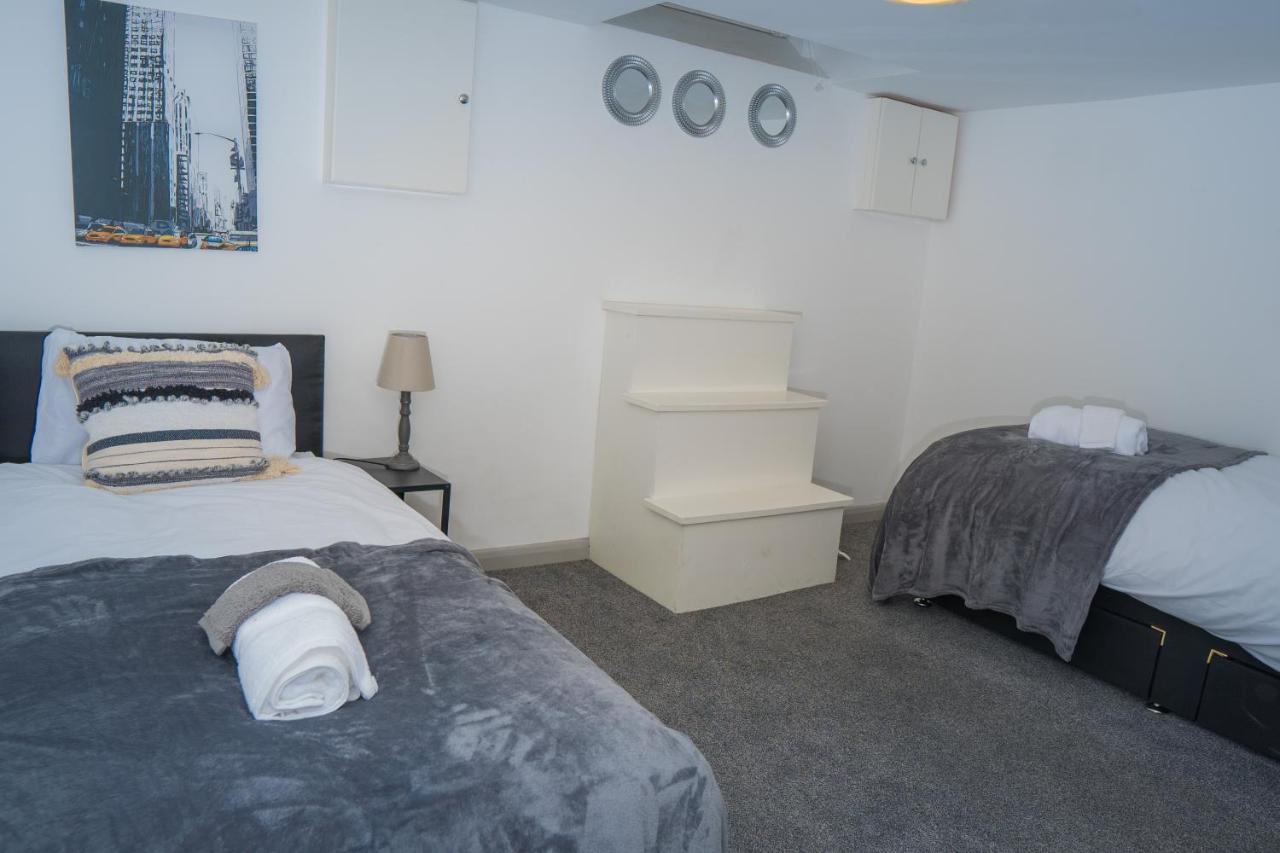 The Highfield Villa, 5 Bedrooms, Northampton Centre, Sleeps 10 Экстерьер фото